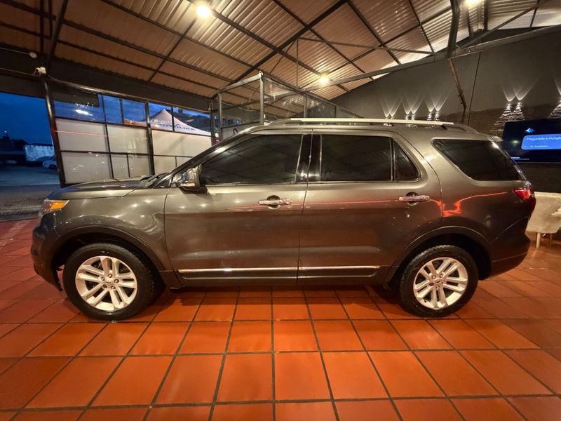 Ford Explorer Limited 3.5  4x4 Automática 2015 - imagen secundaria 1