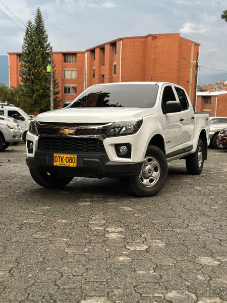 CHEVROLET COLORADO LT 2.8 TURBO DIESEL MODELO 2022 CON ESTACA REMOVIBLE - imagen secundaria 1