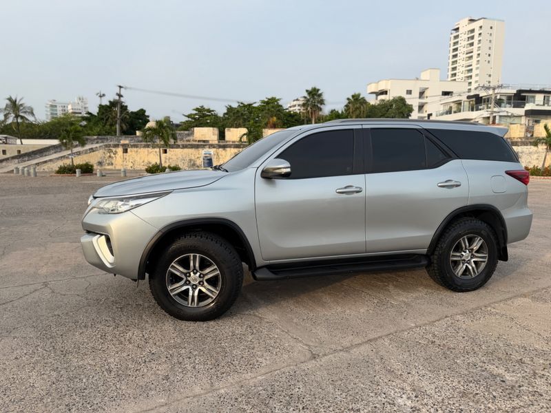 Toyota fortuner 2017 sr Gasolina - imagen secundaria 1