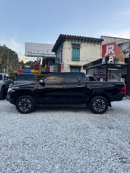 TOYOTA HILUX SRX 4x4 2021 - imagen secundaria 2