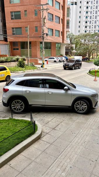 Mercedes-Benz AMG GLA 35 4MATIC 2022 Plata Iridio - Impecable - imagen secundaria 2