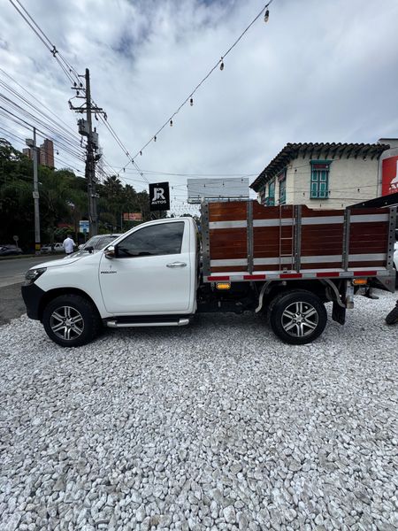 TOYOTA HILUX ESTACAS 2.7 gasolina 2023 - imagen secundaria 2