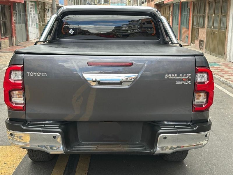 Toyota Hilux 2023 28 única duea - imagen secundaria 1