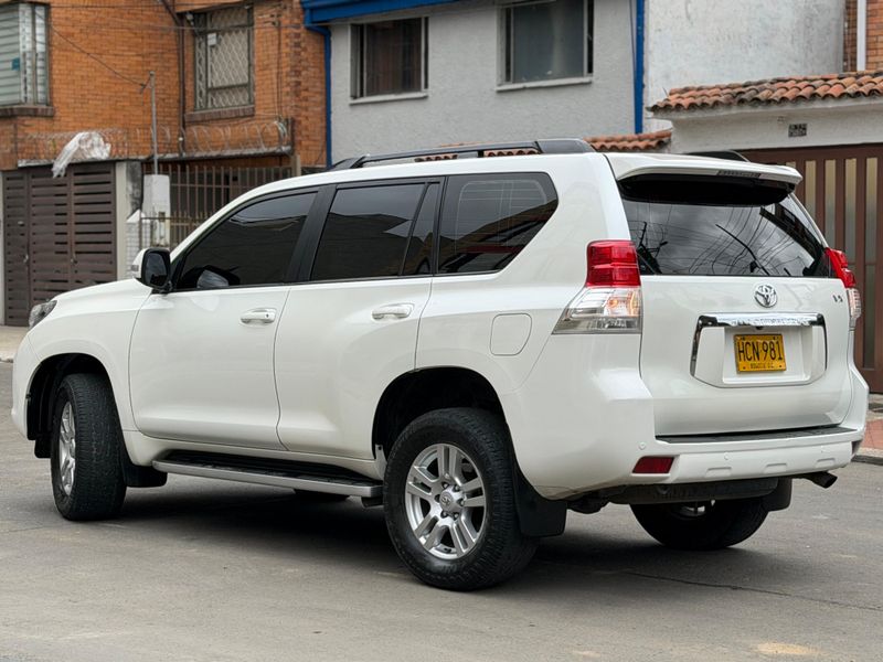 Toyota Prado VX 2013 3.0 Diésel 4x4 Segundo Dueno - imagen secundaria 2
