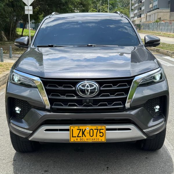 Toyota Fortuner SRV 2023 diesel - imagen secundaria 1