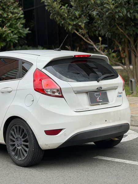 Ford Fiesta Titanium 1.6cc - imagen secundaria 2