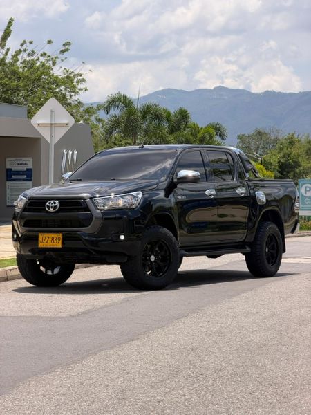 Toyota Hilux 2.4 Turbo Diesel AT 2021  Máximo Equipo y Confort - imagen secundaria 2