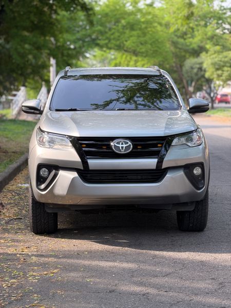 TOYOTA FORTUNER 4x2 DIÉSEL 2019 - imagen secundaria 1