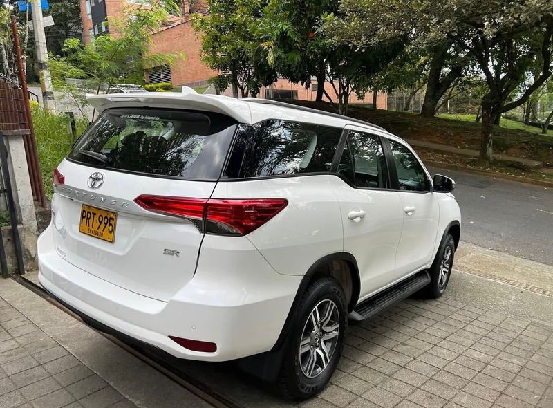 Toyota Fortuner SR 2025 - imagen secundaria 2