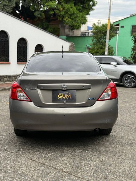 Nissan Versa Advance 2014 - imagen secundaria 1