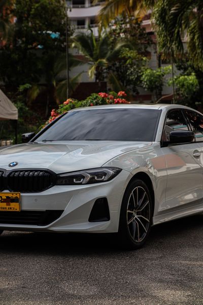 BMW 330i 2023 - imagen secundaria 1