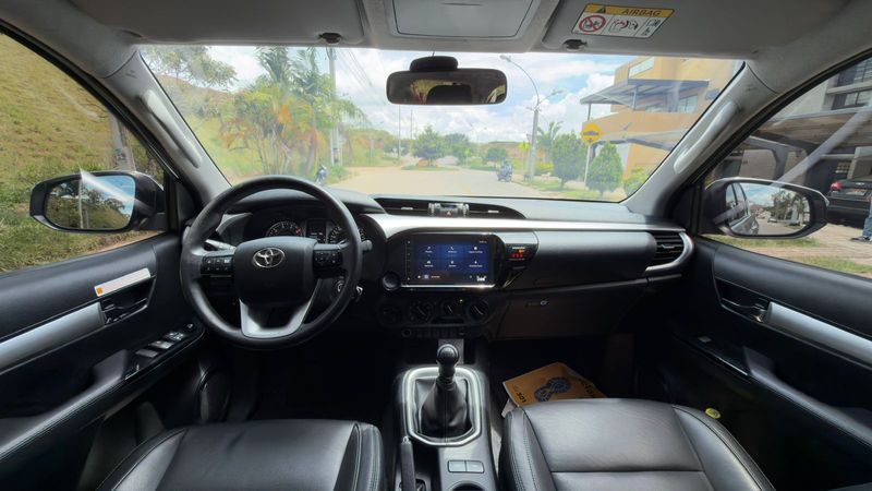 Toyota Hilux 2023 MT 4x4 - imagen secundaria 1