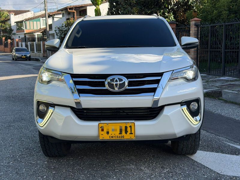 Toyota FORTUNER SRV 2.8 2020 - imagen secundaria 1