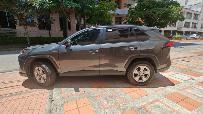 Toyota RAV4 LE Hybrid 2021 Plata Oscuro - imagen secundaria 2