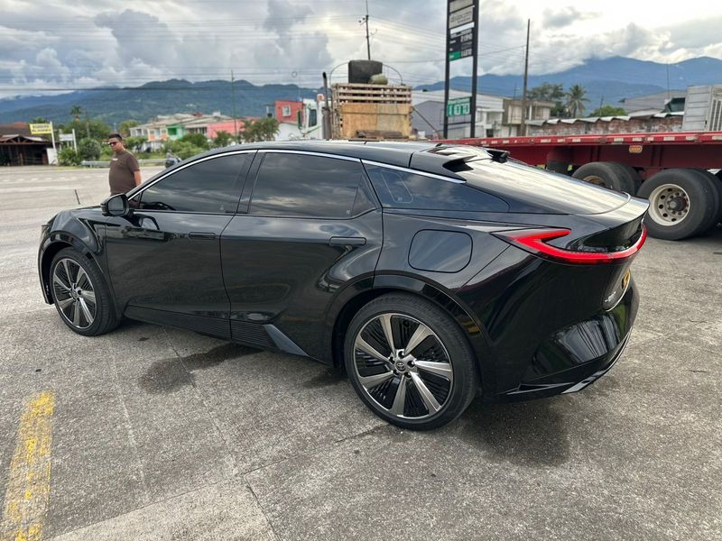 TOYOTA BZ5 ELECTRICA - imagen secundaria 2