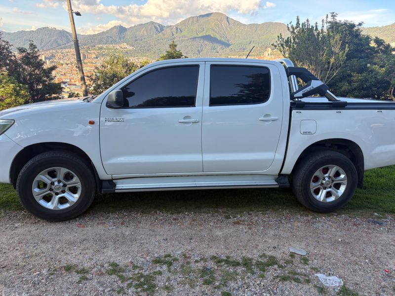 Toyota hilux 2.4 4x4 full equipo diésel - imagen secundaria 2