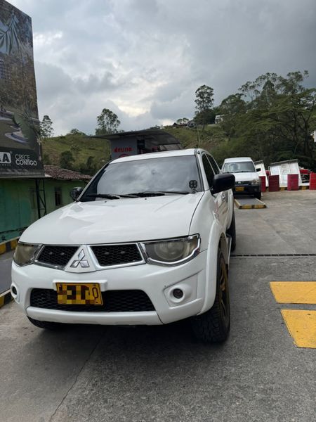 Mitsubishi  L200 sportero 3.2 2012 - imagen secundaria 2