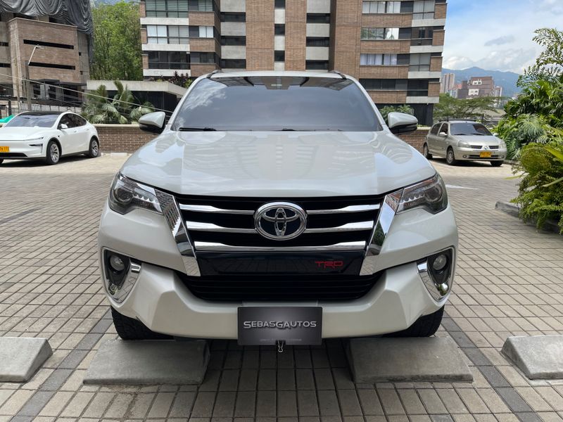 Toyota Fortuner 2.7SRV - imagen secundaria 1