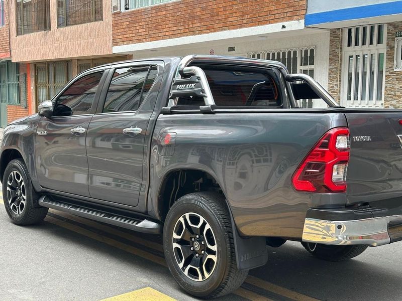 Toyota Hilux 2023 28 única duea - imagen secundaria 2