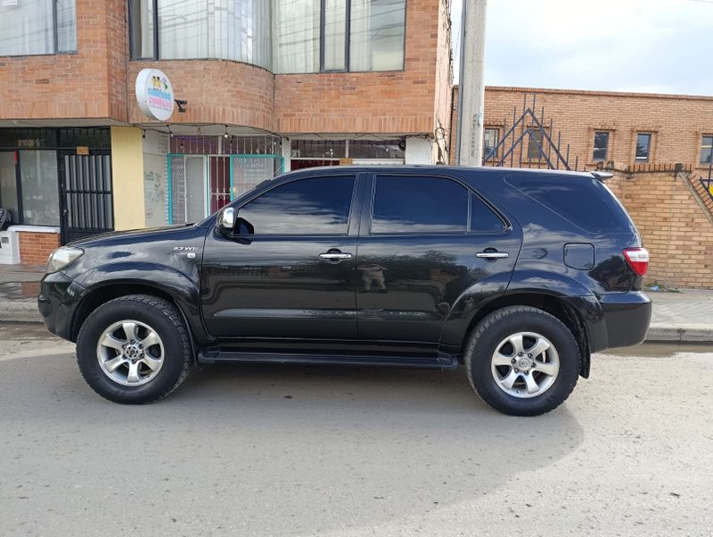 Toyota Fortuner SR5 2010 - Full Equipo - imagen secundaria 2