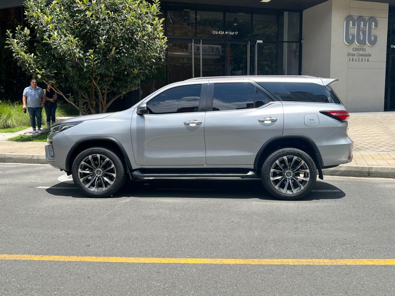 Toyota Fortuner 2.4 SRV 2023 - imagen secundaria 1