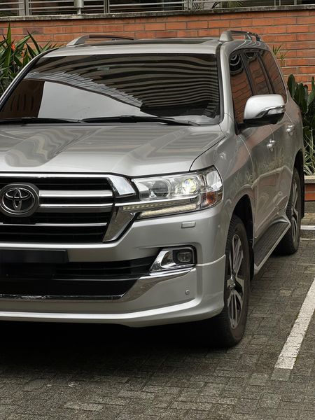 TOYOTA LC200 Sáhara  VXR PREMIUN EDITION 2019 - imagen secundaria 2