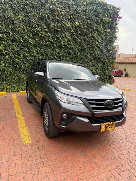Toyota Fortuner 2019 Diésel Automática  Excelente estado - imagen secundaria 1