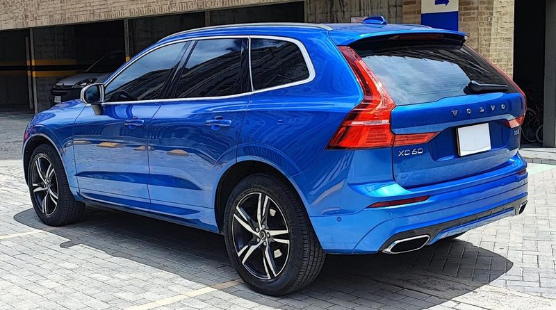 Volvo XC60 T5 AWD R-design - imagen secundaria 1