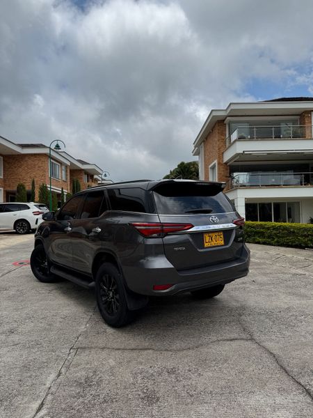 Toyota Fortuner 2.4 SRV diesel - imagen secundaria 2