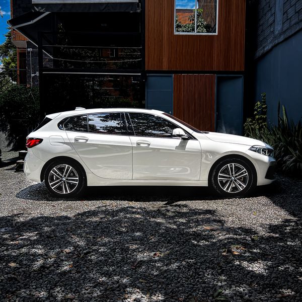 BMW 118i F40 Sportline 2021 - imagen secundaria 1