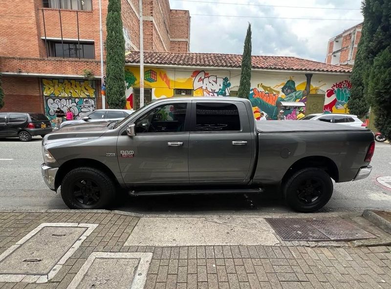 Dodge Ram 2500 modelo 2011 - imagen secundaria 1