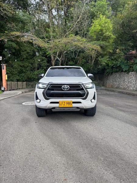 Toyota Hilux 2.4 Diesel 4x4 automática - imagen secundaria 1