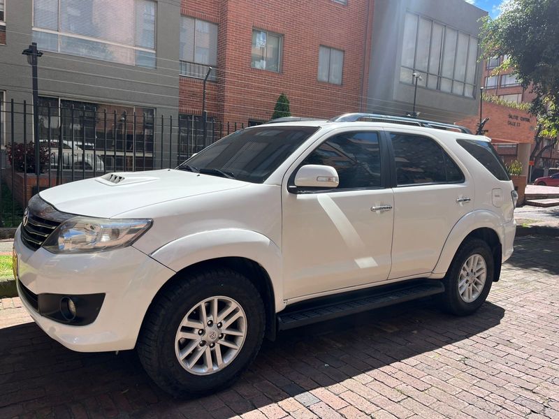 Toyota 2014 fortuner diésel - imagen secundaria