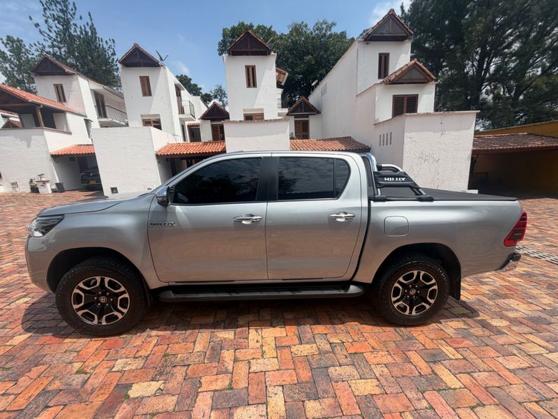TOYOTA HILUX D.C. SRX 2.8 DIESEL 4X4 AT - imagen secundaria 2