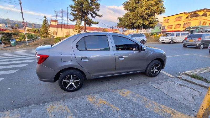 Renault logan 2023 pocos km como nuevo - imagen secundaria 1
