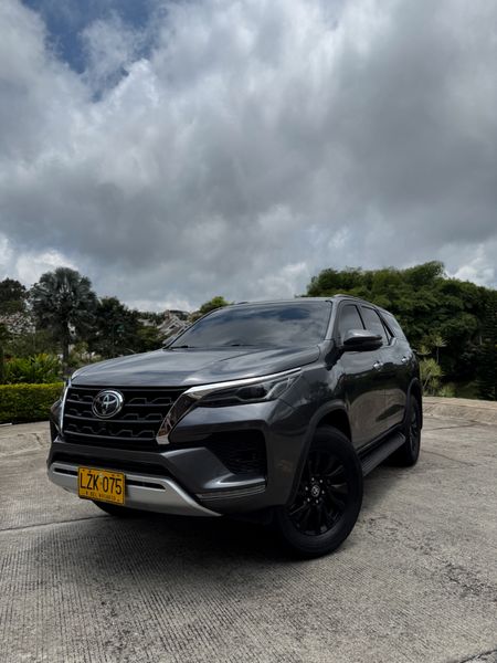 VENDO TOYOTA FORTUNER SRV 2.4 DIÉSEL 2023 - imagen secundaria 1