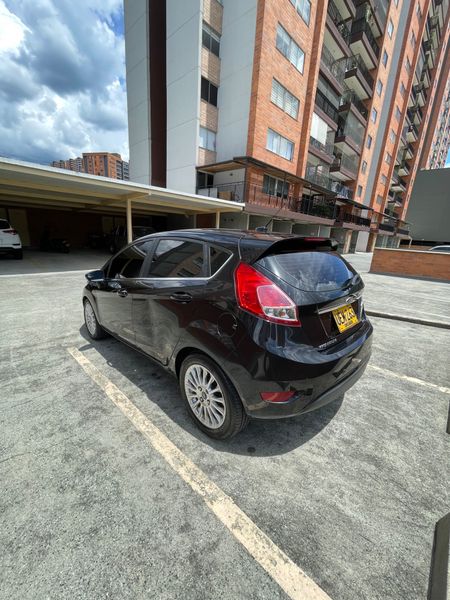 Vendo Ford  fiesta Titanium - imagen secundaria 1