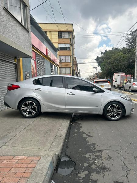 KIA CERATO PRO SUMMA 1.6cc MT MOD 2016 - imagen secundaria 1