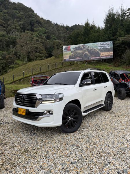 Toyota Sáhara  LC200 Excalibur 2018 Blindada 2  FULL EQUIPO - imagen secundaria 1