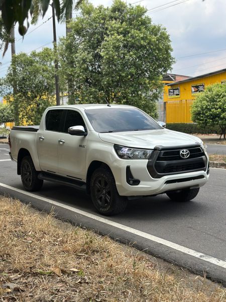 TOYOTA HILUX 2.4 AUTOMÁTICA DIESEL - imagen secundaria 2
