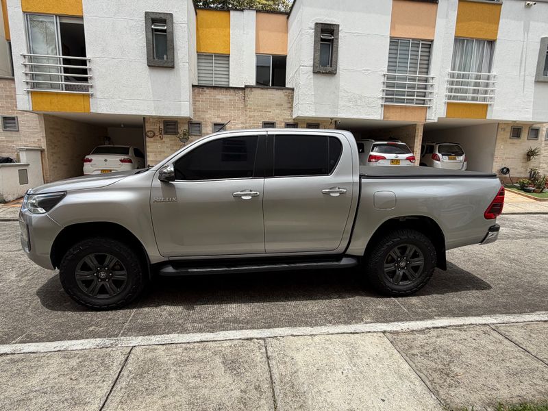 Toyota hilux 2.4 automática - imagen secundaria 2