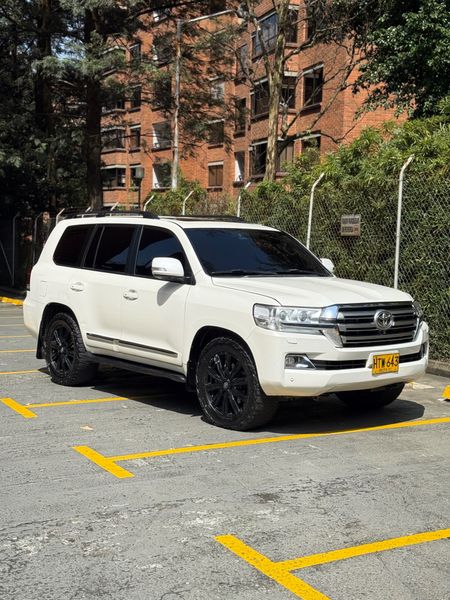 Toyota Lc200 Sahara Diesel 2014 vxr la más full - imagen secundaria 2