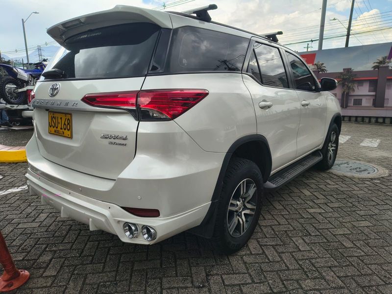 TOYOTA FORTUNER DIÉSEL 2.4 AT 2.020 - imagen secundaria 2