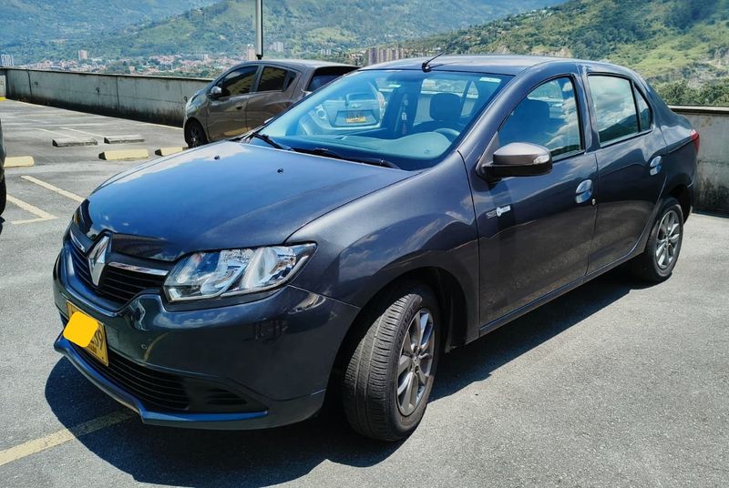 Renault Logan Expression 1.6 modelo 2018 Versión Night and Day en excelente estado - imagen secundaria 2