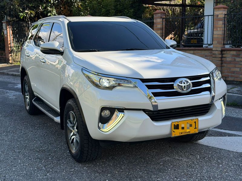 Toyota FORTUNER SRV 2.8 2020 - imagen secundaria 2