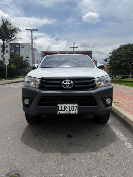 Toyota hilux estacas - imagen secundaria