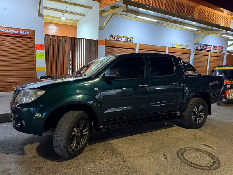 Toyota HILUX SRV Diésel   Modelo 2009  Motor 3.0   Combustible Diésel   Transmisión Automática - imagen secundaria 2