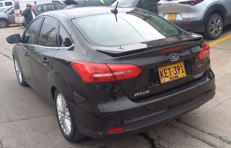 Ford Focus 2.0 Titanium Automatico Negro 2015 - imagen secundaria 1