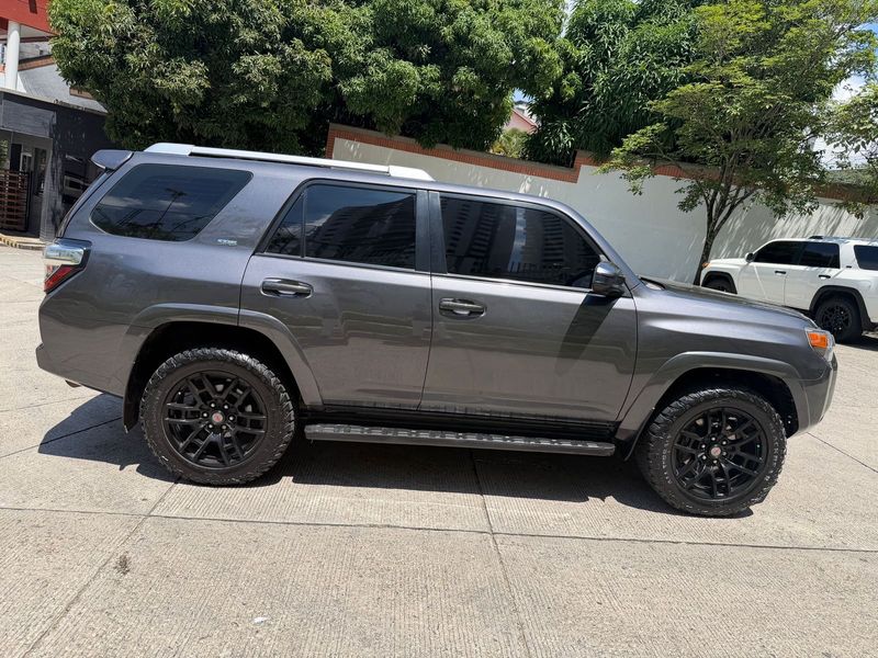 Toyota 4Runner SR5 - imagen secundaria 1