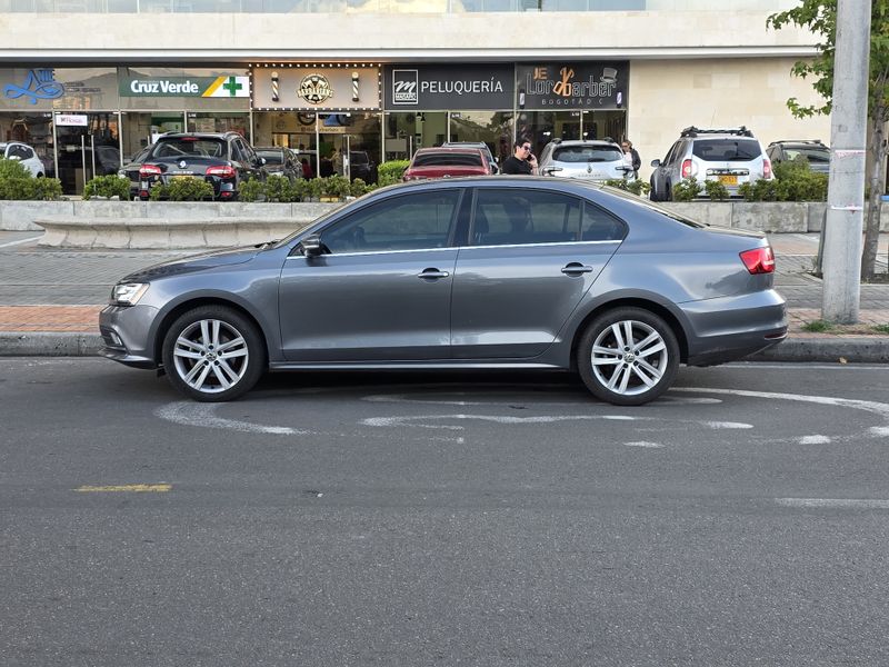 Volkswagen New Jetta Highline - imagen secundaria 2